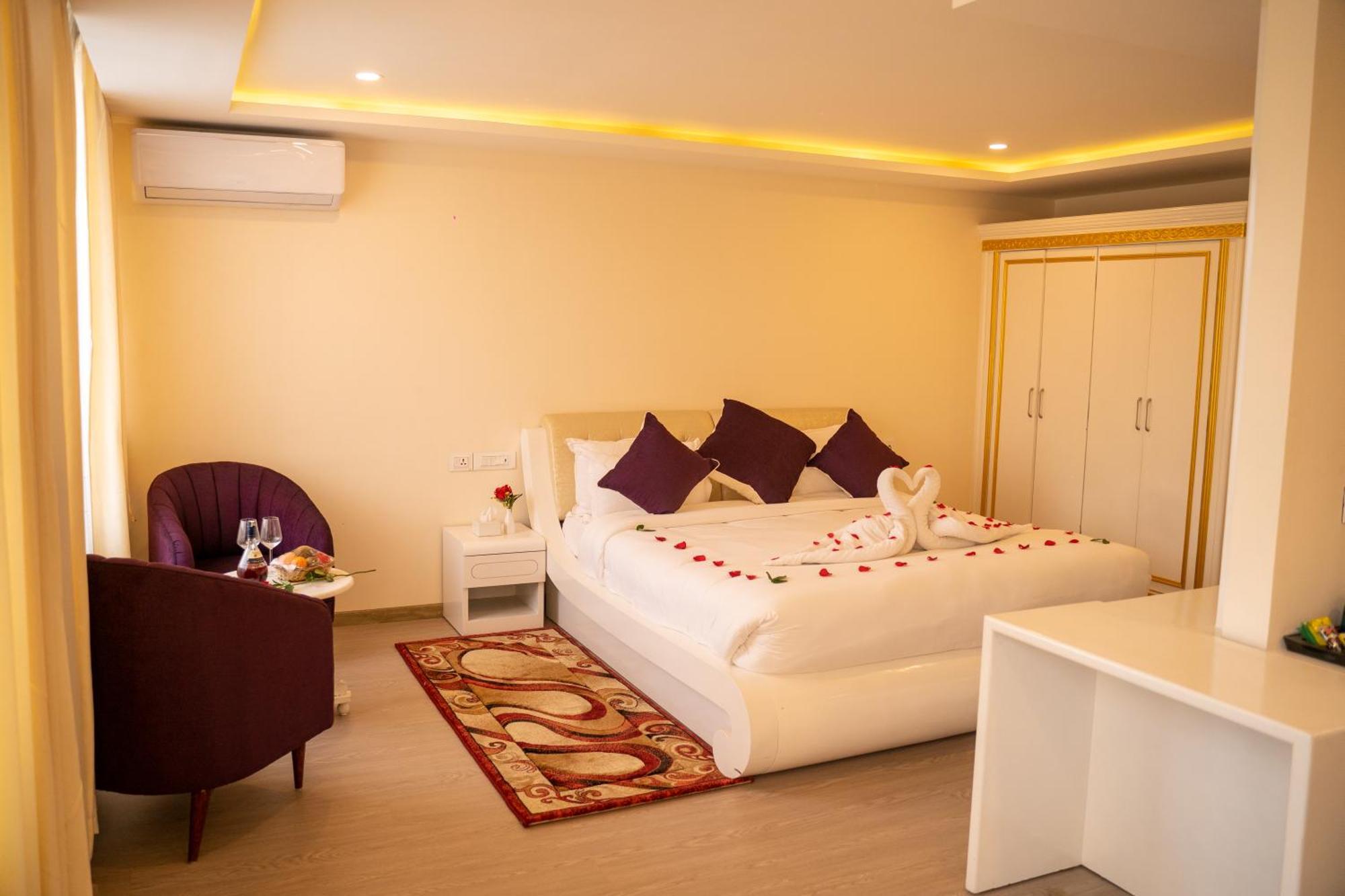 Hotel Black Diamond - Transit Point Inside Hotel Kathmandu Bagian luar foto