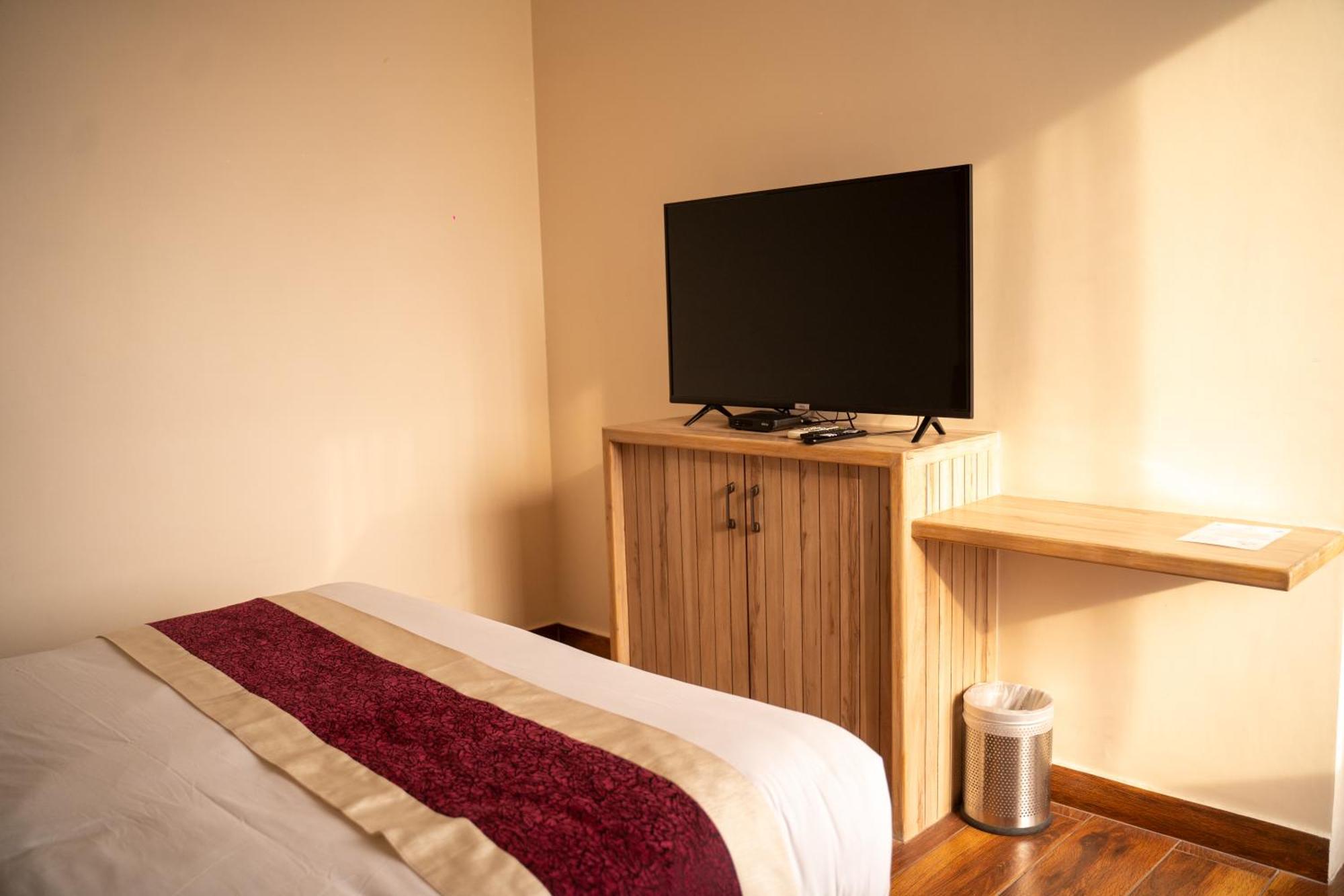 Hotel Black Diamond - Transit Point Inside Hotel Kathmandu Bagian luar foto